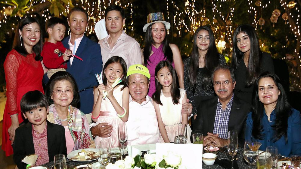 แฮปปี้นิวเยียร์ - ประยุทธ–สุวิมล มหากิจศิริ จัดงานเลี้ยงสังสรรค์ฉลองปีใหม่ โดยมี อาสิม อิฟติกาห์ อาหมัด, อุษณีย์–ปิยพัฒน์ วรวณิช, เฉลิมชัย มหากิจศิริ, อุษณา มหากิจศิริ และ กมลสุทธิ์ ทัพพะรังสี มาร่วมงานด้วย ที่เทอเรซ โรงแรมแมนดาริน โอเรียนเต็ล วันก่อน.