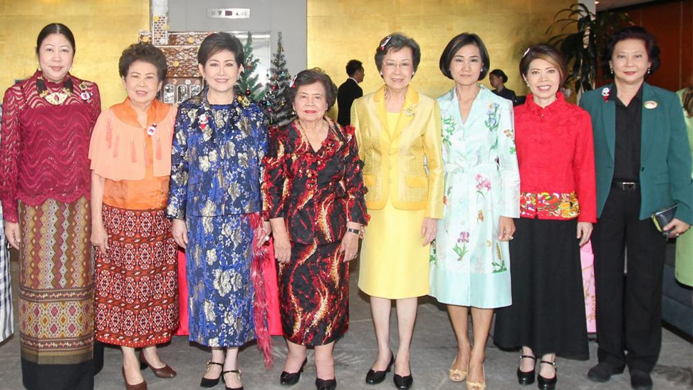 ประชุม - คุณหญิงณัฐิกา วัธนเวคิน อังอุบลกุล จัดประชุมคณะกก.สหพันธ์สมาคมสตรีนักธุรกิจและวิชาชีพแห่งประเทศไทย สรุปผลงานการจัดงาน APRC โดยมี ม.ร.ว.วรรณาภรณ์ ศุขเนตร, จรรย์สมร วัธนเวคิน และ พนิดา ชอบวนิชา มาร่วมงานด้วย ที่บางกอกคลับ สาทรใต้ วันก่อน.