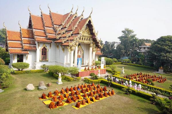 คณะสงฆ์ที่ร่วมธุดงค์ ทั้ง 108 รูป ฉันภัตตาหารเช้าที่หน้าพระอุโบสถ วัดไทยพุทธคยา ก่อนเดินเท้าธุดงค์ตามรอยพระศาสดา ไปยัง 4 สังเวชนียสถาน.