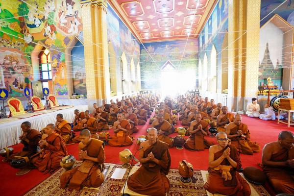 พระภิกษุสงฆ์จากประเทศไทย 108 รูป ที่เข้าร่วมโครงการ “เดินธรรมยาตราเดินเท้าตามรอยพระศาสดา สมเด็จพระสัมมาสัมพุทธเจ้า” ไปยัง 4 สังเวชนียสถานทั้งอินเดียและเนปาล รวม 75 วัน ร่วมเจริญพระพุทธมนต์ภายในพระอุโบสถ วัดไทยพุทธคยา รัฐพิหาร อินเดีย.