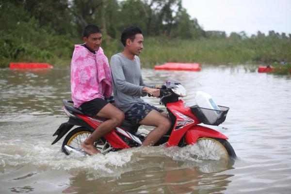 ฝนตกหนัก น้ำท่วมถนนที่อ.ปากพนัง
