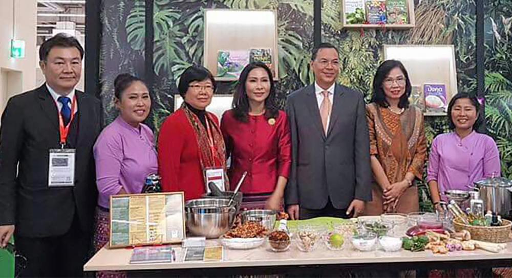 งานใหญ่ ธีรวัฒน์ ภูมิจิตร เอกอัครราชทูต ณ กรุงเบอร์ลิน เยอรมนี และ พรรณภา จันทรารมย์ กงสุลใหญ่ ณ นครแฟรงก์เฟิร์ต ไปร่วมงานเทศกาลหนังสือนานาชาติ ที่เมซเซ นครแฟรงก์เฟิร์ต เมื่อวันก่อน.