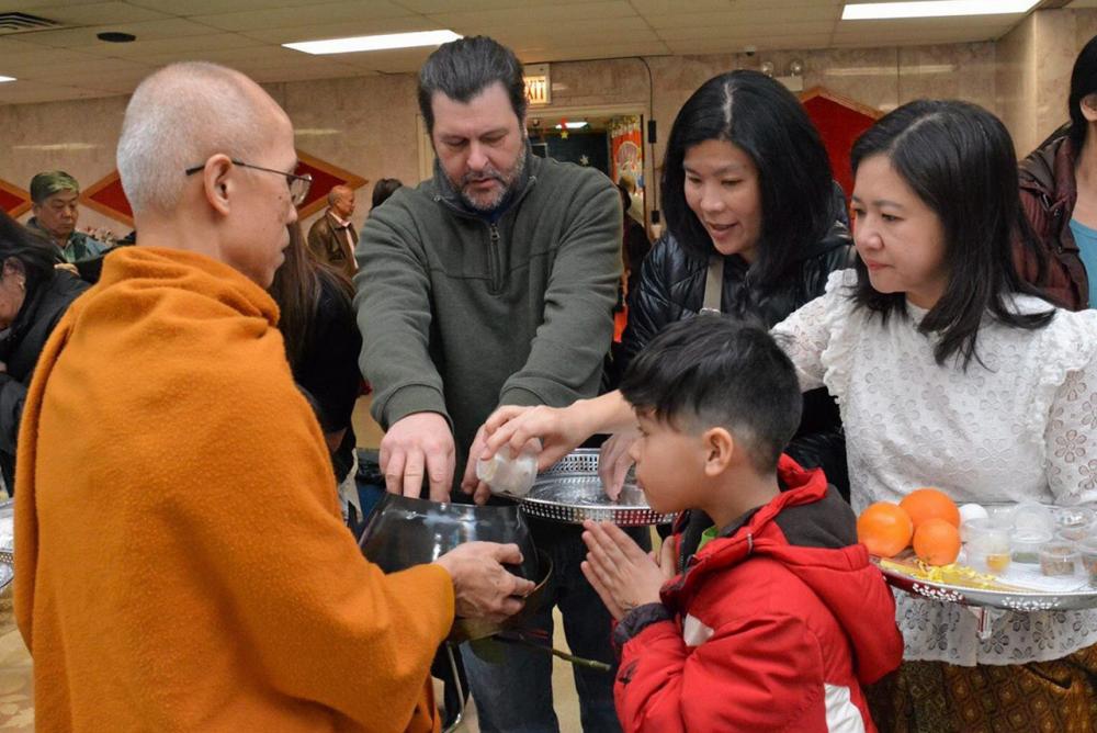 ทำบุญประจำปี ชาวไทยในนครชิคาโก รัฐอิลลินอยส์ สหรัฐฯ และใกล้เคียง ไปร่วมทำบุญตักบาตรเนื่องในวันขึ้นปีใหม่ เพื่อเป็นสิริมงคลแก่ตัวเองและครอบครัว ที่วัดธัมมาราม นครชิคาโก.