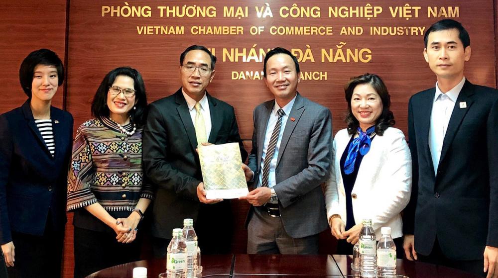เยี่ยมเยียน ธานี แสงรัตน์ ออท. ณ กรุงฮานอย เวียดนาม เข้าพบหารือกับ เหวียน เตียน กวาง ผอ.หอการค้าและอุตสาหกรรมเวียดนาม สาขานครดานัง เพื่อส่งเสริมการใช้ประโยชน์เส้นทางคมนาคมระเบียงเศรษฐกิจฯ.