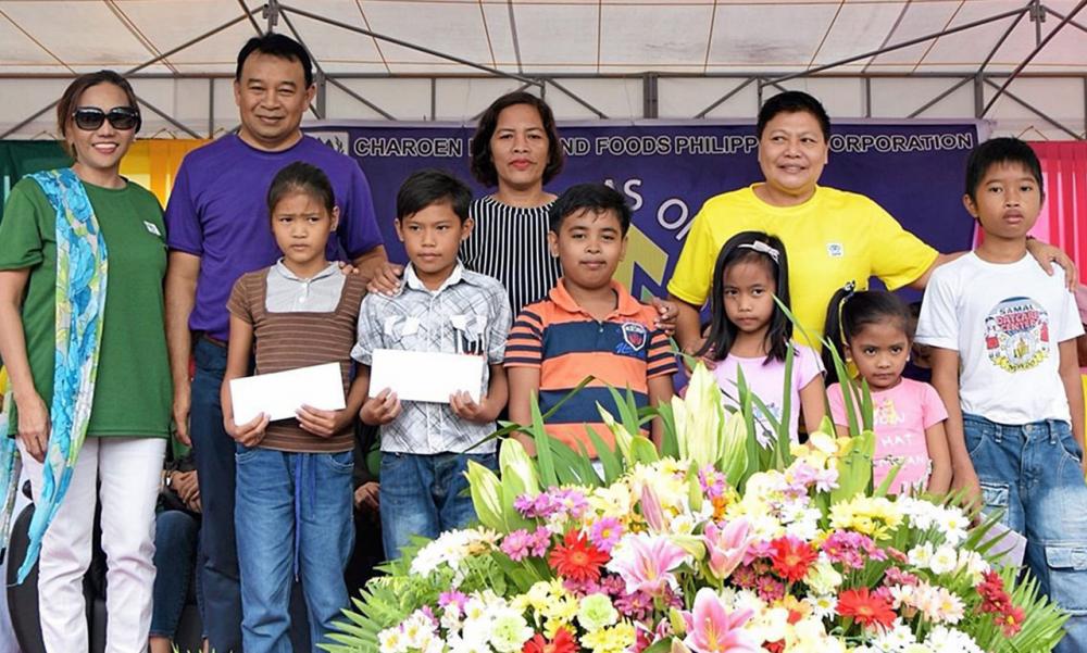 มอบทุน อุดมศักดิ์ อักษรภักดี กก.ผจก.ธุรกิจสัตว์น้ำ บ.เจริญโภคภัณฑ์อาหาร คอร์ปอเรชั่น ฟิลิปปินส์ นำผู้บริหารและพนักงานร่วมมอบทุนการศึกษาแก่นักเรียนชั้น ป.1-6 ในโรงเรียนรอบโรงงานผลิตสัตว์น้ำ จ.บาตาอาน.