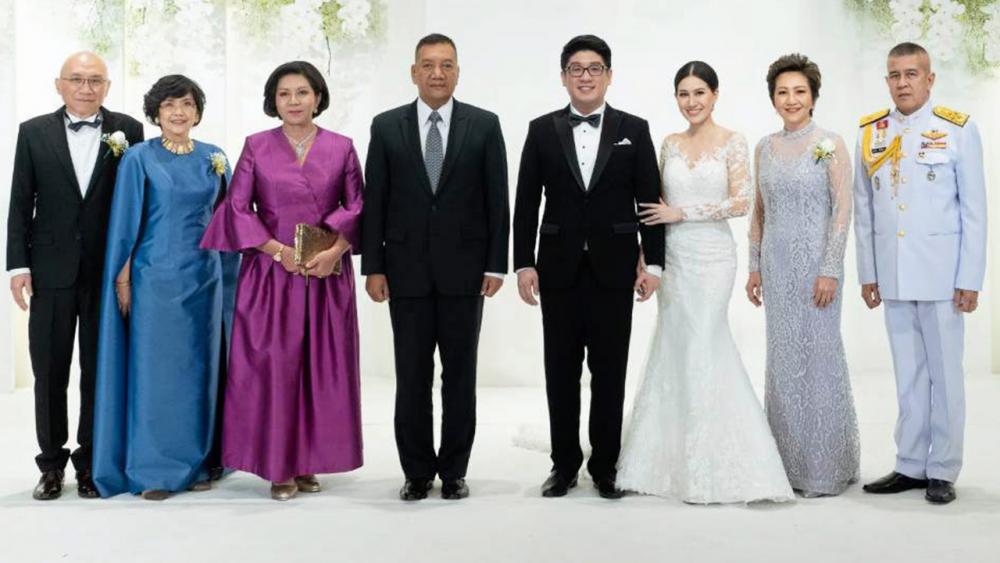 วิวาห์ชื่นมื่น - พล.อ.พรพิพัฒน์ เบญญศรี ผบ.สส. เป็นประธานในงานวิวาห์ระหว่าง พลอยภาวัน บุตรี พล.อ.ยอดพล-ณัฐญา เบี้ยวไข่มุข กับ กริช บุตร ประเสริฐ-ดวงทิพย์ เอี่ยมรุ่งโรจน์ โดยมี จิราพรรณ เบญญศรี มาร่วมอวยพรด้วย ที่โรงแรมดิ แอทธินี โฮเทล แบงค็อก วันก่อน.