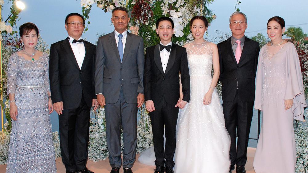 วิวาห์ชื่นมื่น พล.ต.อ.รุ่งโรจน์ แสงคร้าม รอง ผบ.ตร. เป็นประธานในงานวิวาห์ระหว่าง ชัญญกร บุตรี สุชาติ–ศิริพร วุฒิชัยพรกุล กับ ณัฏฐภัทร บุตร พล.ต.อ.สุกิจ–โสดา โคอินทรางกูร ท่ามกลางความปลื้มปีติของผู้มาร่วมอวยพร ที่บ้านโคอินทรางกูร บางบัวทอง นนทบุรี วันก่อน.