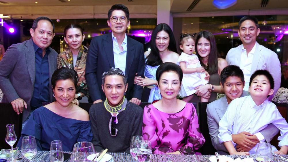 แฮปปี้นิวเยียร์ คุณหญิงกอแก้ว บุณยะจินดา จัดงานเลี้ยงสังสรรค์ครอบครัวฉลองปีใหม่ โดยมี จุฑาวรรณ ไกรฤกษ์, ร.อ.ธิรุตม์ สุวรรณมาศ, ดวงพร บุณยะจินดา และ พอฤทัย–ณพ ณรงค์เดช มาร่วมฉลองกันอย่างชื่นมื่น ที่ห้องลอดจิมส์ โรงแรมแมนดาริน โอเรียนเต็ล วันก่อน.