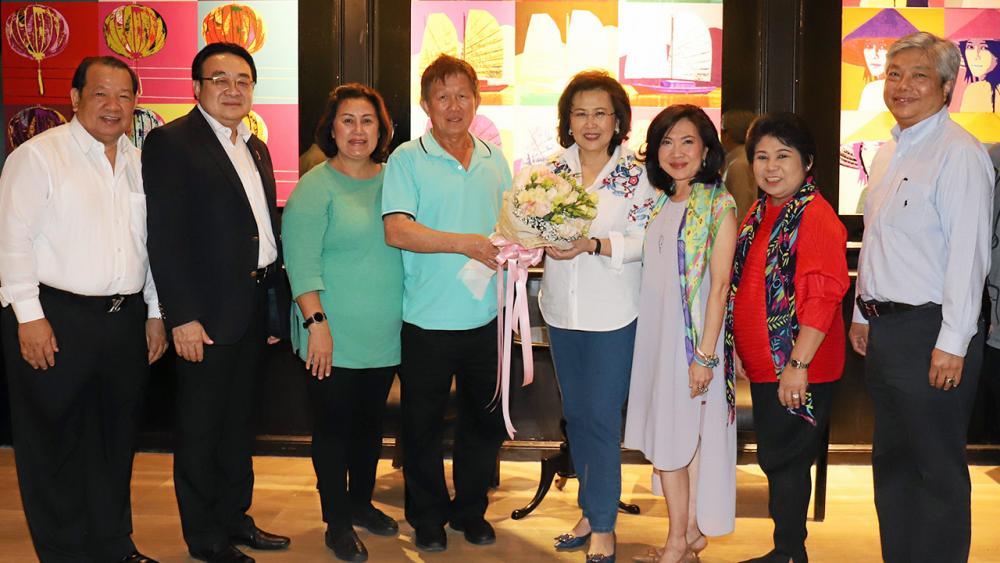 เบิร์ธเดย์สดใส ประกิต-ประภาพรรณ ประสิทธิ์ศุภผล, สุพัตรา จิราธิวัฒน์, ดร.พงษ์ชัย นิรมิตศรีชัย, ดวงมณี พิกุลศรี และ กอปรลาภ อภัยภักดิ์ พร้อมกลุ่มเพื่อน วปส.7 มาร่วมในงานเลี้ยงฉลองวันเกิด กรรณิการ์ ว่องอรุณ ที่โรงแรมเซ็นทารา แกรนด์ ลาดพร้าว วันก่อน.