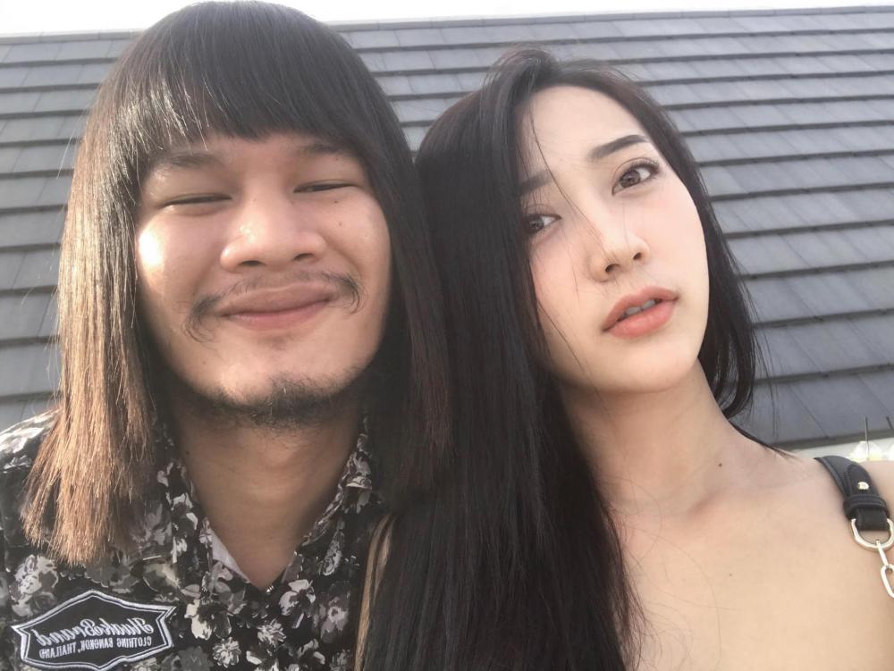ด้งเด้ง ณัฐวุฒิ และลูกพีช แฟนสาว ขอบคุณภาพจากเฟซบุ๊ก ลูกพีชเมื่อสุริยน ย่ำสนธยา