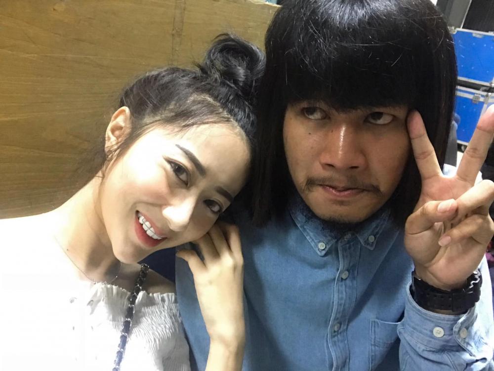 ด้งเด้ง ณัฐวุฒิ และลูกพีช แฟนสาว ขอบคุณภาพจากเฟซบุ๊ก ลูกพีชเมื่อสุริยน ย่ำสนธยา