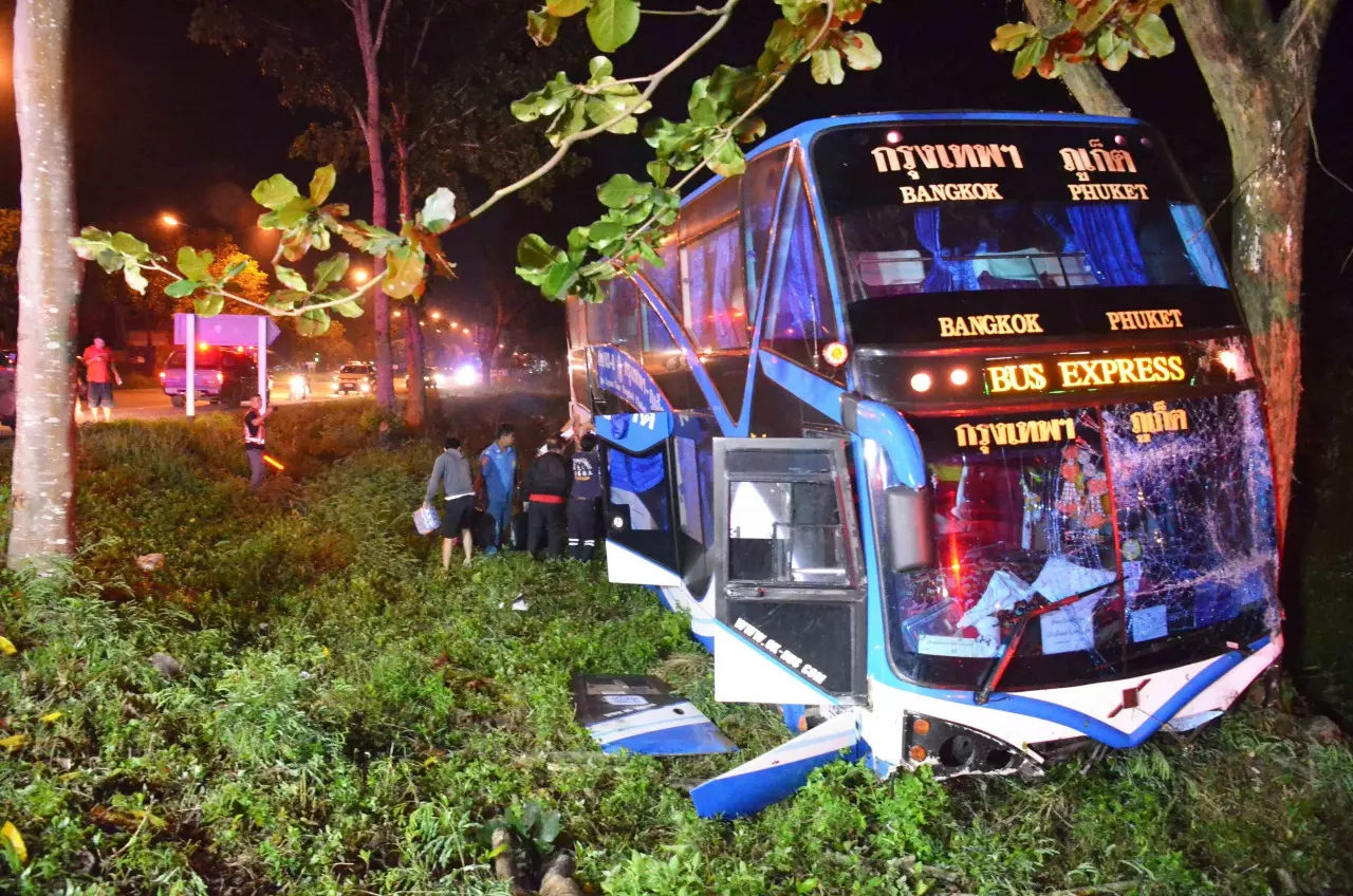 รถทัวร์ กทม.-ภูเก็ต หวิดดับยกคัน โชเฟอร์หลับใน พุ่งลงข้างทางที่ชุมพร 