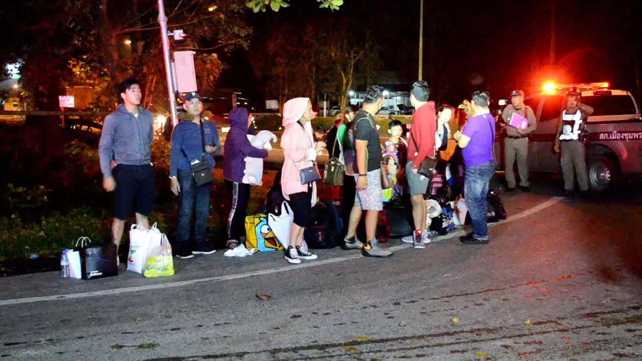 รถทัวร์ กทม.-ภูเก็ต หวิดดับยกคัน โชเฟอร์หลับใน พุ่งลงข้างทางที่ชุมพร 