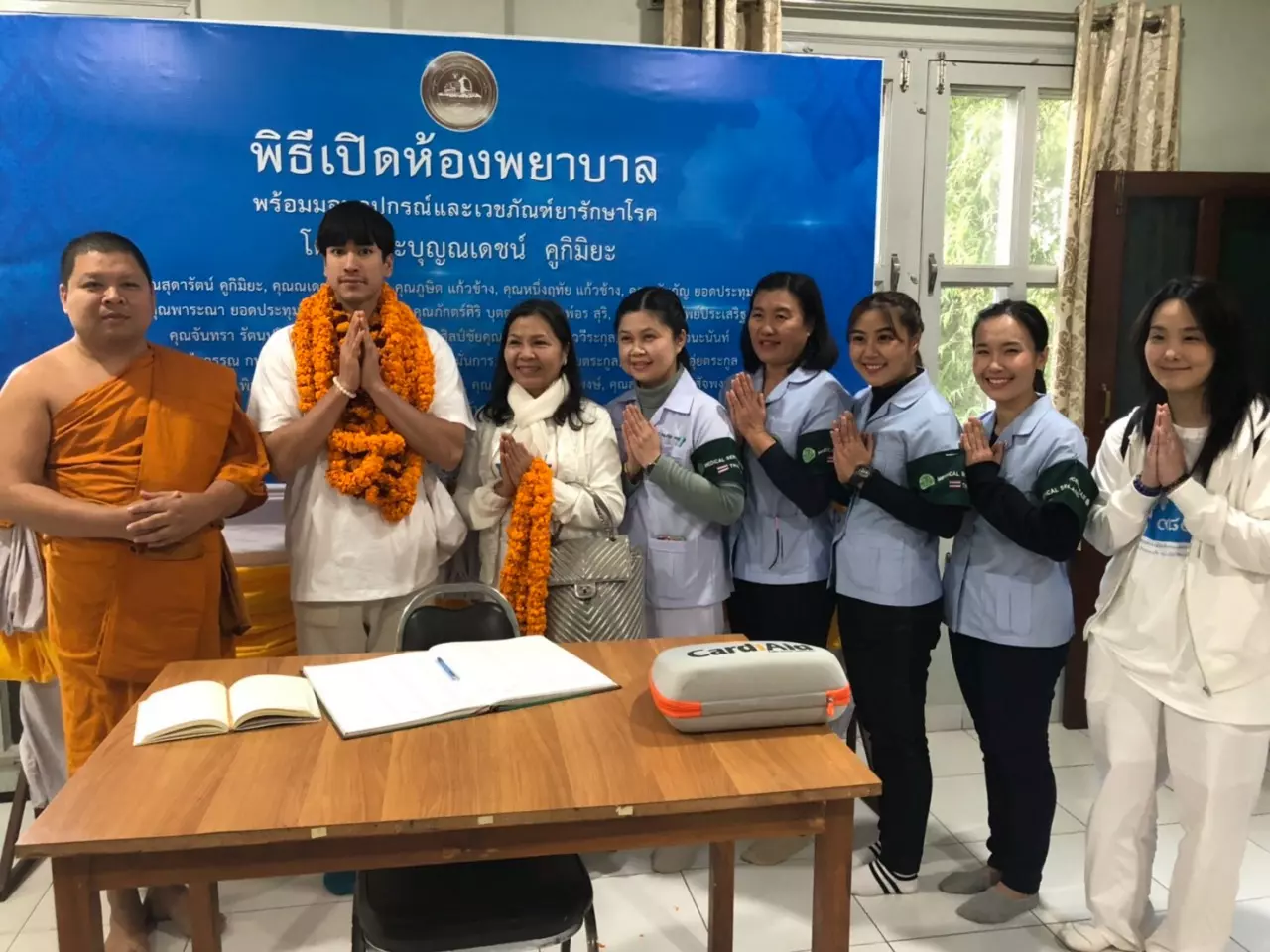 "ณเดชน์-แม่แก้ว" ร่วมมอบเงิน 1 ล้าน ทำบุญสร้าง รพ.ของวัดไทยกุสินาราฯ