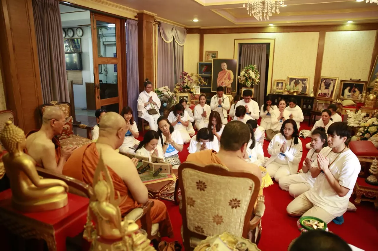 "ณเดชน์-แม่แก้ว" ร่วมมอบเงิน 1 ล้าน ทำบุญสร้าง รพ.ของวัดไทยกุสินาราฯ