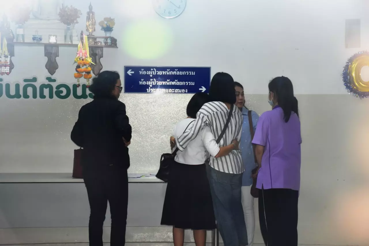 สุดแรงยื้อ "น้องใบหม่อน" นร.เดินข้ามถนนถูก จยย.ฝ่าไฟแดงชนเสียชีวิตแล้ว