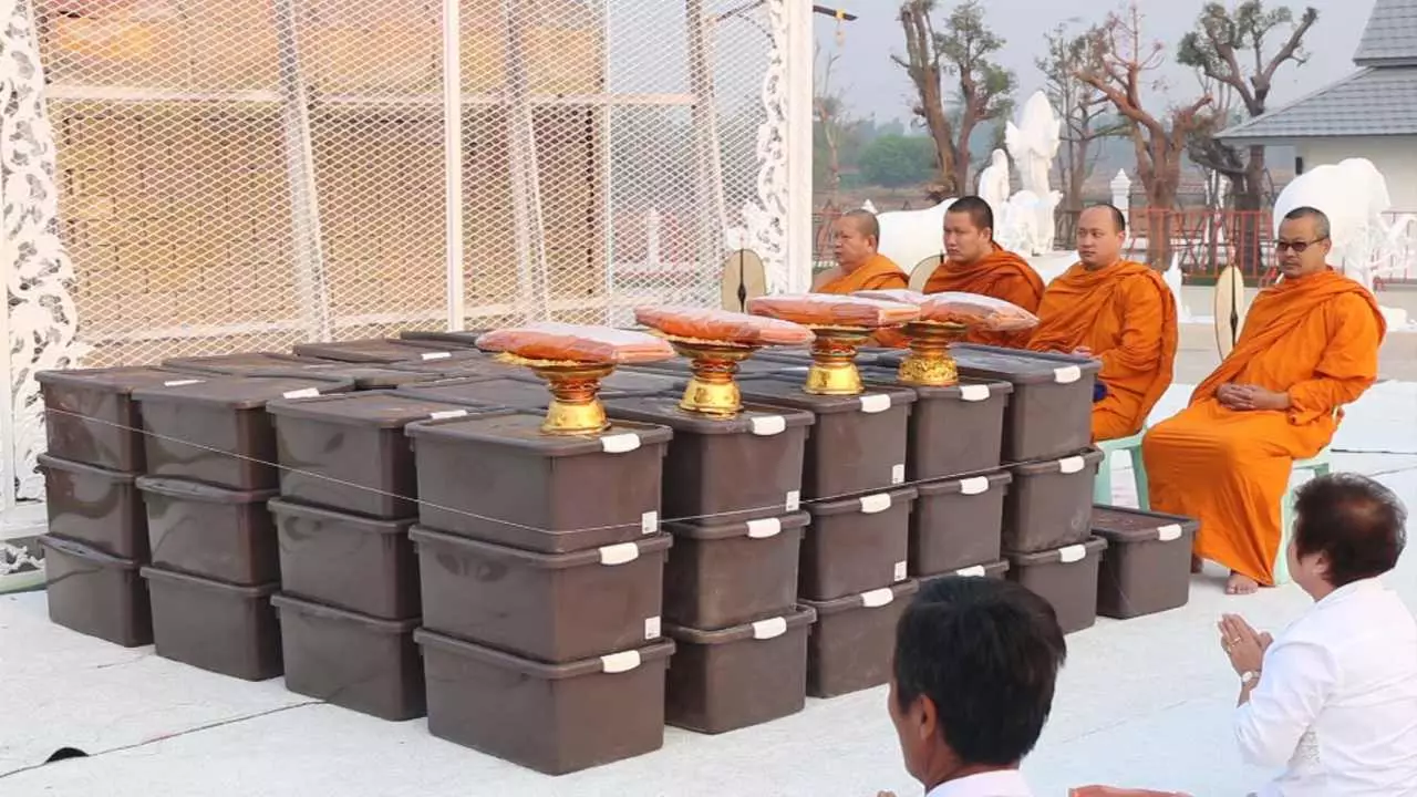 นำเถ้านกหัสดีลิงค์ 64 กล่อง ลอยแม่น้ำโขง พบ"เต่า"ร่วมฟังพระสวด