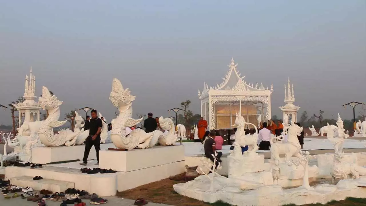 นำเถ้านกหัสดีลิงค์ 64 กล่อง ลอยแม่น้ำโขง พบ"เต่า"ร่วมฟังพระสวด