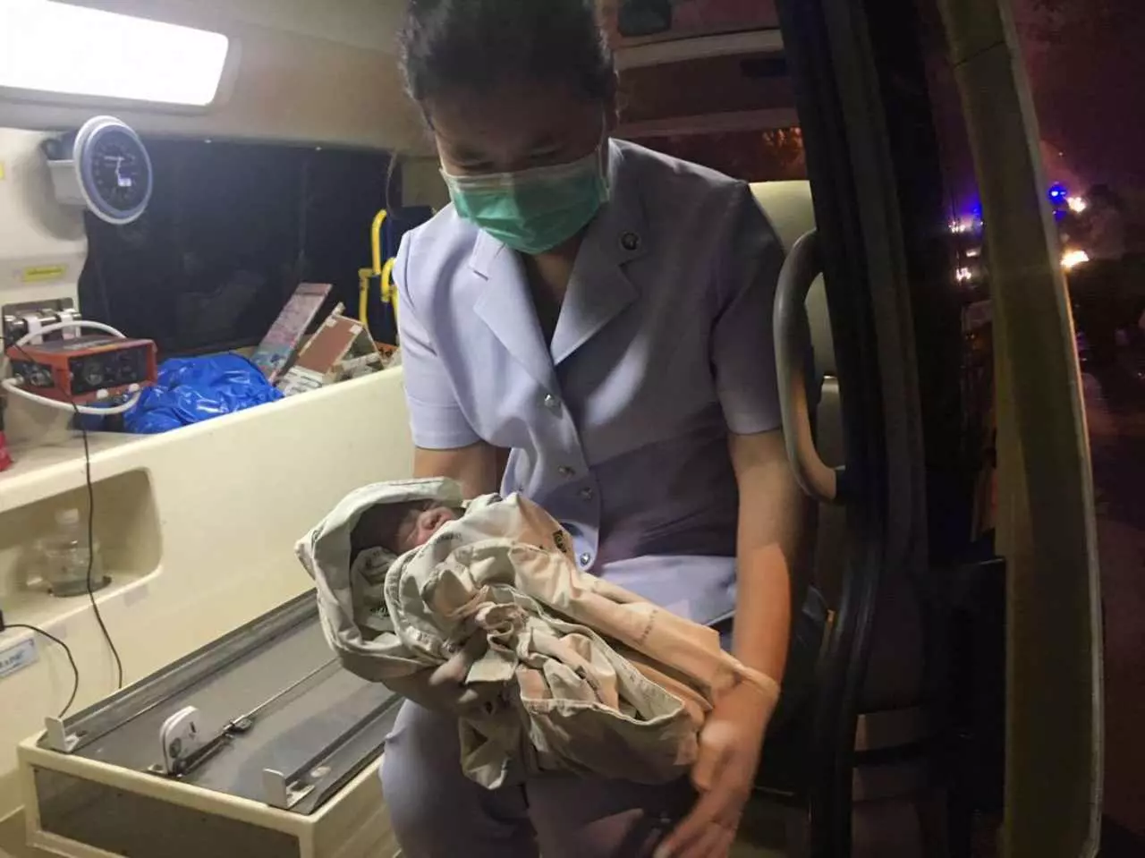 สาวสุพรรณฯ ไปรพ.ไม่ทัน คลอดลูกสาวบนรถ คอหวยส่องเจอเลขเด็ด!