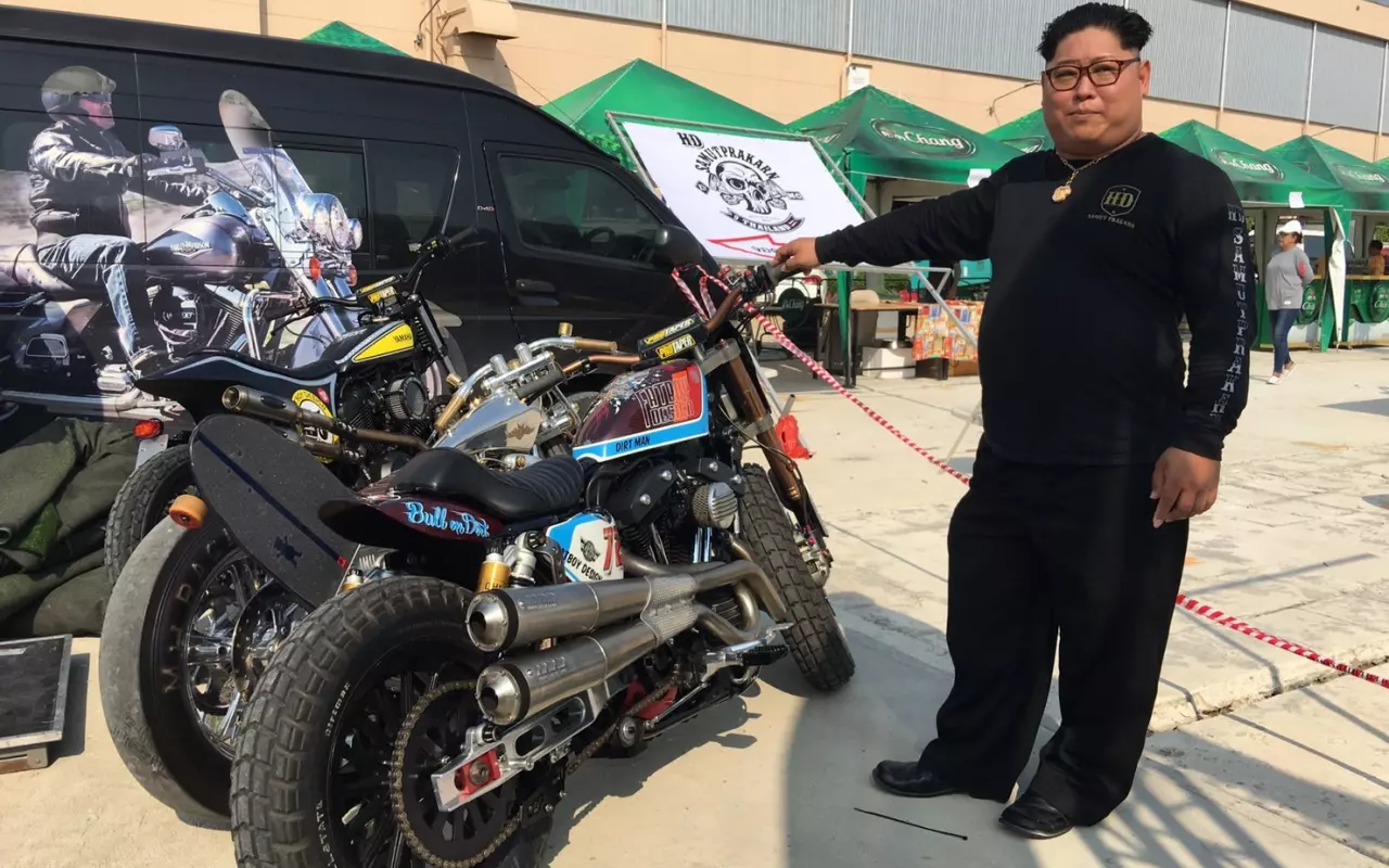 นึกว่า "คิมจองอึน" มาไทย เปิดใจหนุ่มหน้าเหมือน รวย 100 ล้าน ก่อนวัย 40