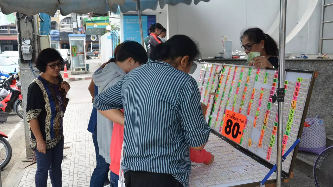 ชาวบ้าน แห่ซื้อเลขเด็ด 14 วันวาเลนไทน์ เกลี้ยง ลุ้นเสี่ยงโชคพรุ่งนี้  