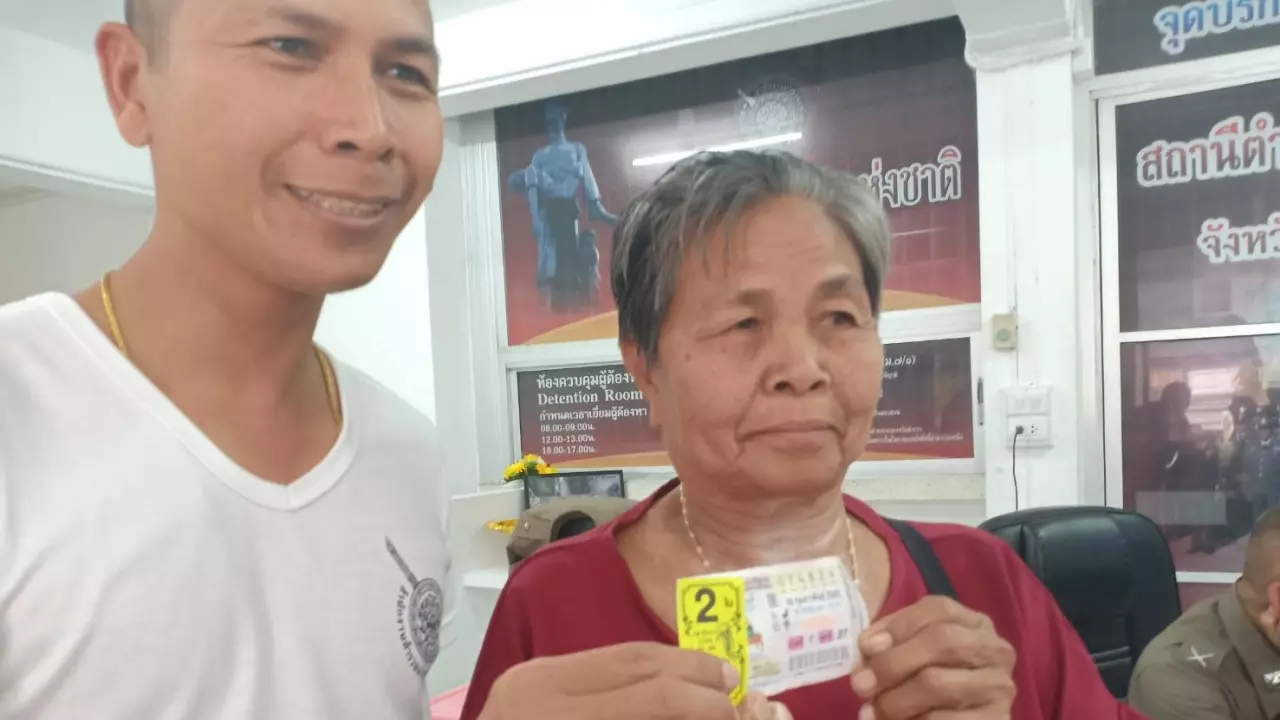 ยายชาวนาสุรินทร์ ถูกที่1 รับโชคก่อนใหญ่ 12 ล้าน แม่ค้าเอามาขายให้