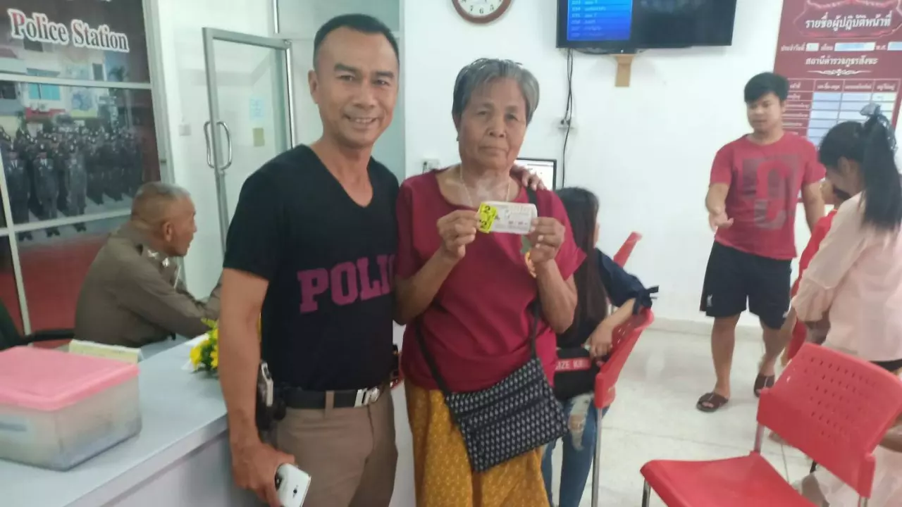 ยายชาวนาสุรินทร์ ถูกที่1 รับโชคก่อนใหญ่ 12 ล้าน แม่ค้าเอามาขายให้