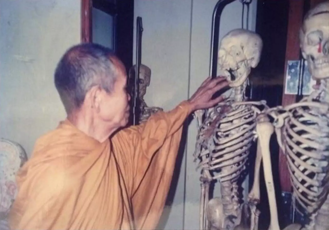 ความผูกพันหลวงพ่อคูณ บริจาคร่างกาย มข. ลอยอังคารพระธาตุกลางน้ำ 