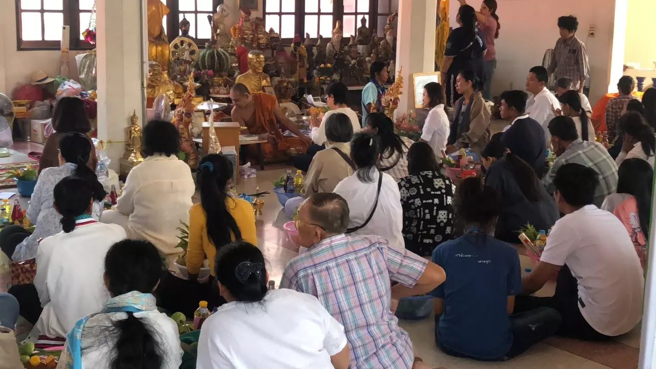คนดวงดีแห่แก้บน วัดดังเมืองสุพรรณ หลังเลขอ่างน้ำมนต์ให้โชค 2 ตัวตรง