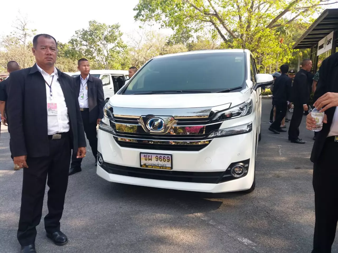 คอ"หวย"ส่องทะเบียน รถตู้เวลไฟร์ นายกฯ ลงพื้นที่สระบุรี 