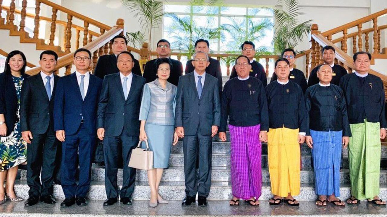 เยือนเมียนมา ชีพ จุลมนต์ ประธานศาลฎีกา นำคณะผู้แทนศาลยุติธรรมไทย ไปเยือนศาลฎีกาแห่งเมียนมา ตามคำเชิญของ ตุน ตุน โอ ประธานศาลฎีกาแห่งเมียนมา เพื่อส่งเสริมความสัมพันธ์ซึ่งกันและกัน ที่กรุงเนปิดอว์.
