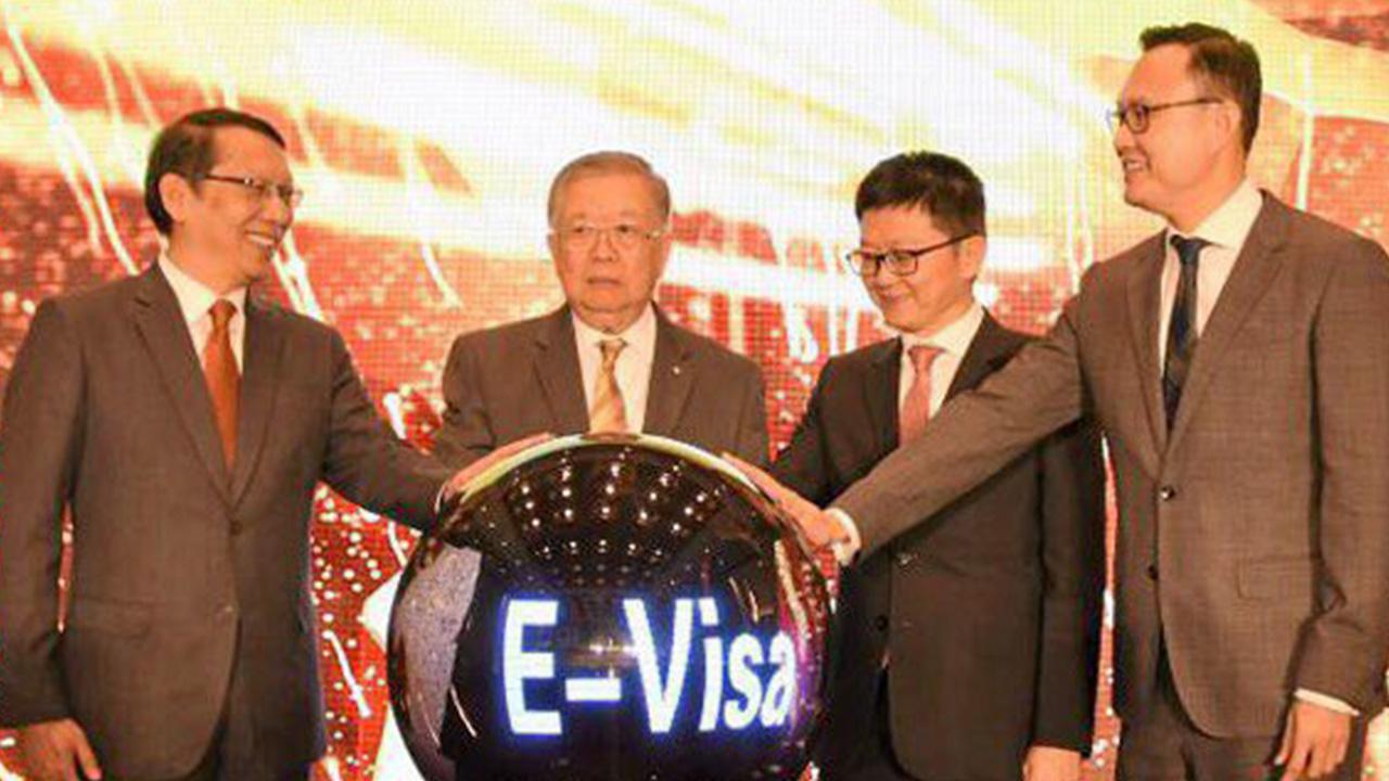 ระดับโลก ทนงศักดิ์ พงษ์ศรี ผู้ว่าการภาคโรตารี่สากล จากไทยไปร่วมประชุมสโมสรโรตารี่โลก ที่เมืองซานดิเอโก รัฐแคลิฟอร์เนีย สหรัฐฯ โดยมี สุพัฒน์ สมลิคุณ และ อัญชิสา ฟาร์มเร้น ต้อนรับ ที่โรงแรมมาริออท วันก่อน.