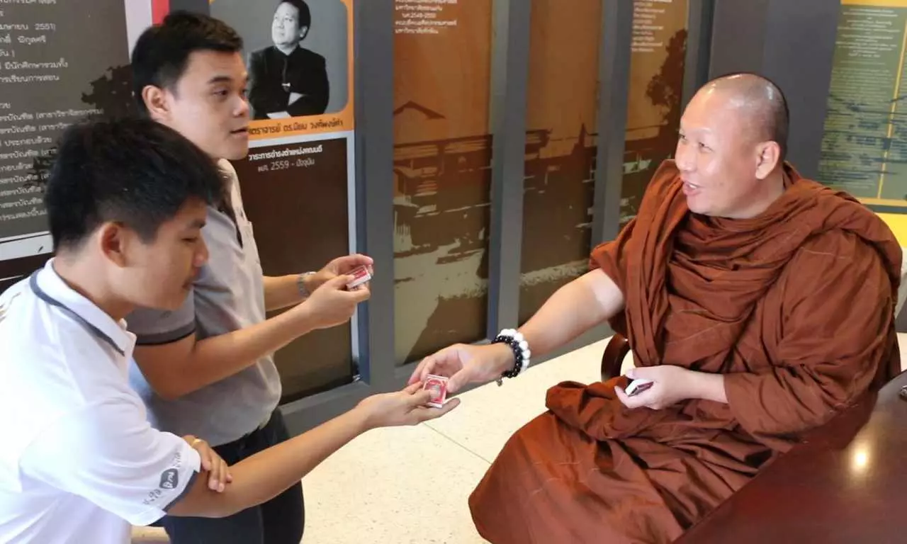 ศิษย์พ่อคูณ มอบพระปิดตา ขอบคุณ มข. เผยภูมิใจในเกียรติอันสูงสุด 