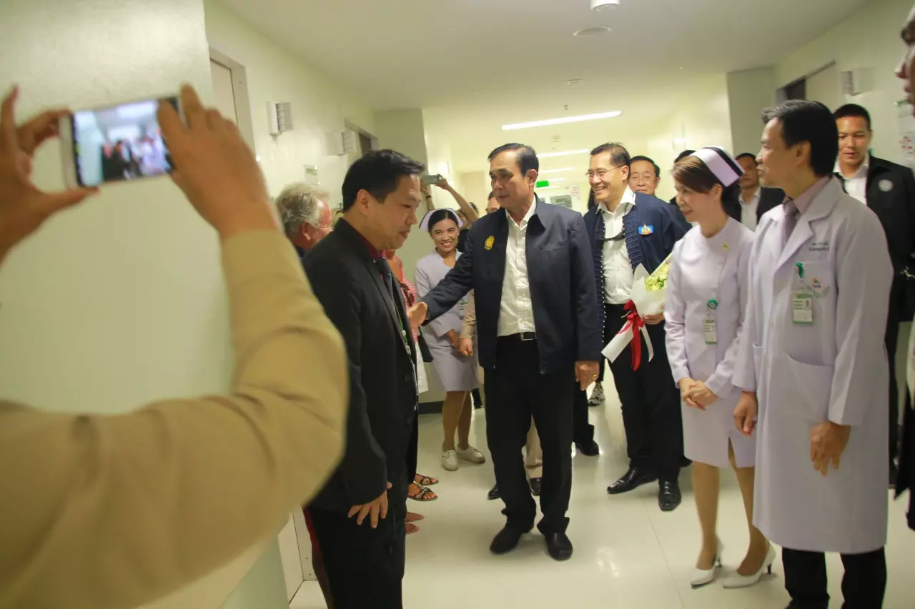 นายกฯ เยี่ยมหนูน้อยฟินแลนด์ หลังถูกสุนัขจรจัดรุมกัด หาดอ่าวนาง