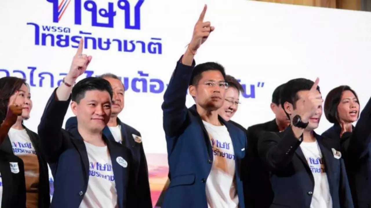 ห้ามกะพริบตา ยุบไทยรักษาชาติ ลุ้นหนัก"ธนาธร"ถูกฝากขัง หมดสิทธิ์ลงสนาม