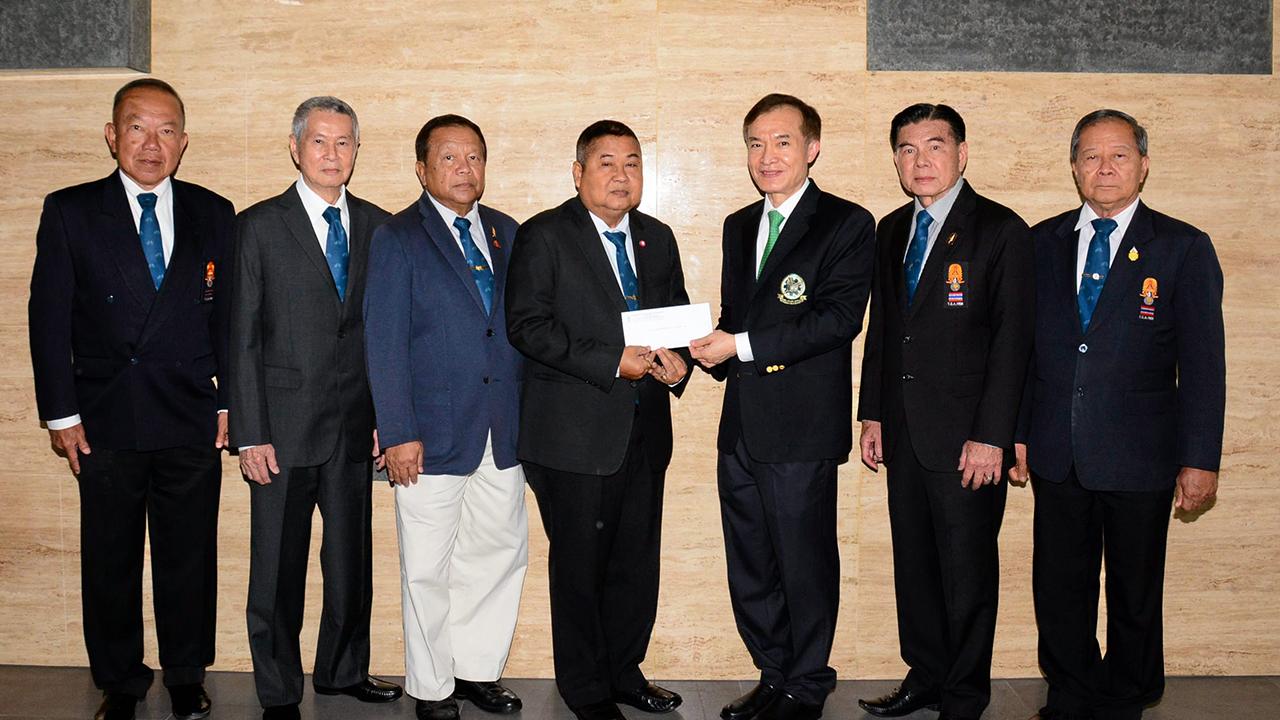 ให้มูลนิธิ พล.อ.เดชา เหมกระศรี นายกสมาคมกีฬาจักรยาน มอบเงิน 100,000 บาท ให้แก่ สราวุธ วัชรพล เพื่อสมทบทุนมูลนิธิไทยรัฐ โดยมี พล.อ.เพิ่มศักดิ์ พวงสาโรจน์, พล.อ.วีระกูล ทองมา, มนตรี อัศวาจารย์ และ พิมล สัตตบุศย์ มาร่วมในพิธีด้วย ที่สนง.นสพ.ไทยรัฐ วันก่อน.