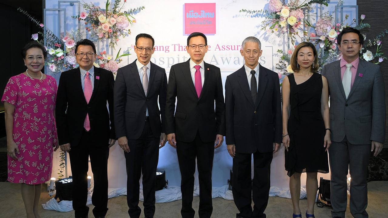 ยอดบริการ ดร.สุทธิพล ทวีชัยการ มอบรางวัล Muang Thai Life Assurance Hospital Awards 2018 ให้แก่โรงพยาบาลได้รับการยกย่องเป็นผู้ให้บริการด้านประกันสุขภาพอย่างดีเยี่ยม โดยมี นพ.อนุวัฒน์ ศุภชุติกุล และ สาระ ล่ำซำ มาร่วมงานด้วย ที่โรงแรมดิ โอกุระ เพรสทีจ วันก่อน.