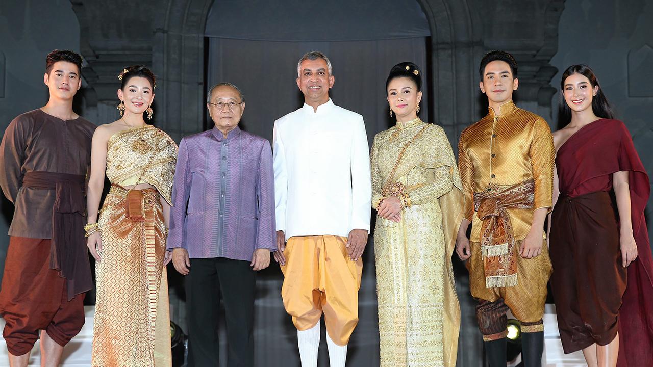 ตามไปดู วิษณุ เทพเจริญ จัดงานเปิด Legend Siam Pattaya เมืองแห่งตำนานนำเสนอประวัติศาสตร์และอารยธรรมอันภาคภูมิใจของสยามประเทศ โดยมี ดร.สุเมธ ตันติเวชกุล, ศิริญา เทพเจริญ, ธนวรรธน์ วรรธนะภูติ และ มาริโอ้ เมาเร่อ มาร่วมงานด้วย ที่พัทยา จ.ชลบุรี วันก่อน.