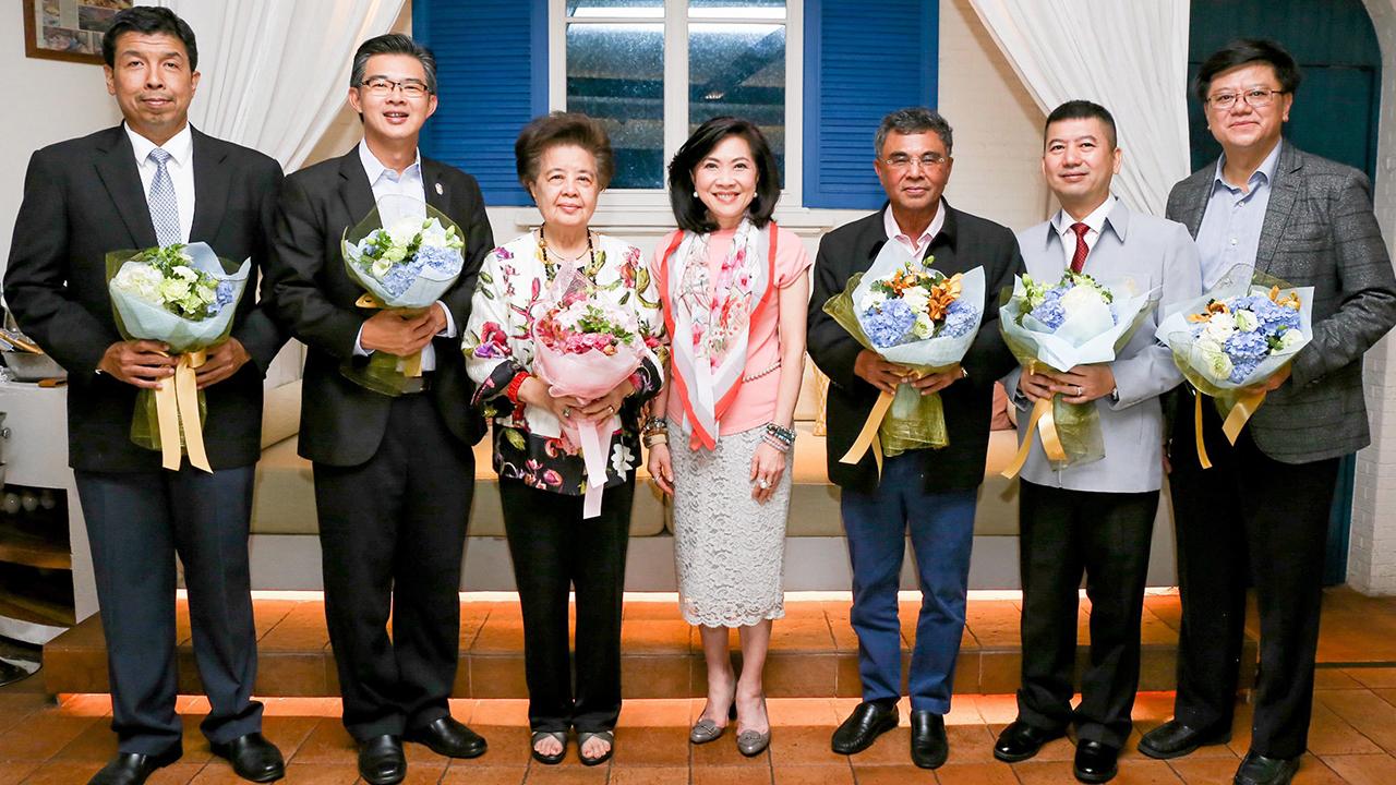 ดีใจด้วย สุพัตรา จิราธิวัฒน์ มอบดอกไม้แสดงความยินดีให้แก่ ศ.พญ.สมศรี เผ่าสวัสดิ์ นายกแพทยสภาคนใหม่ พร้อมคณะ กก.แพทยสภา รศ.นพ.ฉันชาย สิทธิพันธุ์, นพ.ทวีศิลป์ วิษณุโยธิน, นพ.เอื้อชาติ กาญจนพิทักษ์ และ พล.อ.ต.นพ.อิทธพร คณะเจริญ ที่รร.เซ็นทาราแกรนด์ วันก่อน.
