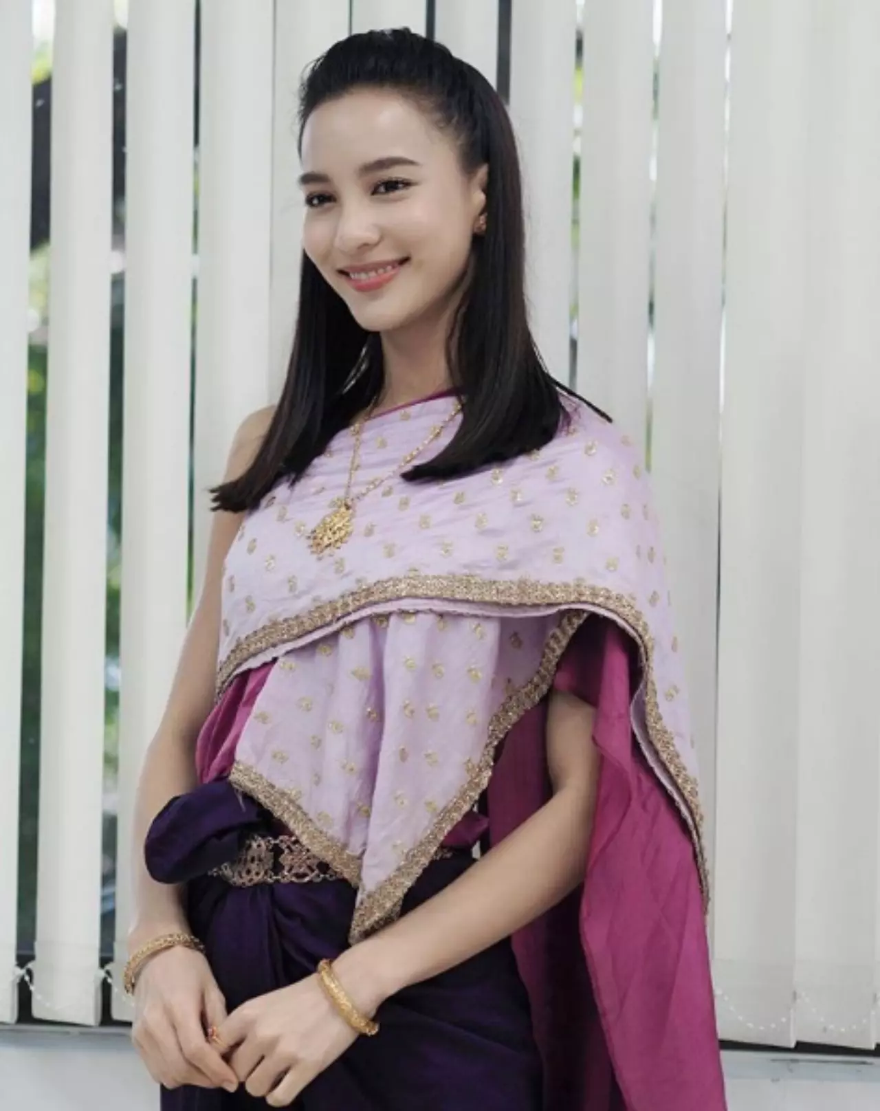 ชุดไทยฟีเวอร์อีก! ส่อง "แฟชั่นสไบ" ฉบับ "คิม-กรีน" แบบไหนสวยกว่ากัน?