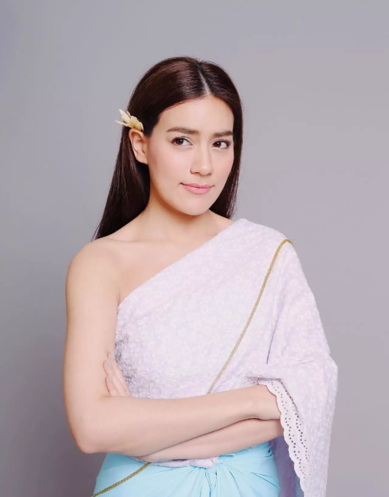 ชุดไทยฟีเวอร์อีก! ส่อง "แฟชั่นสไบ" ฉบับ "คิม-กรีน" แบบไหนสวยกว่ากัน?