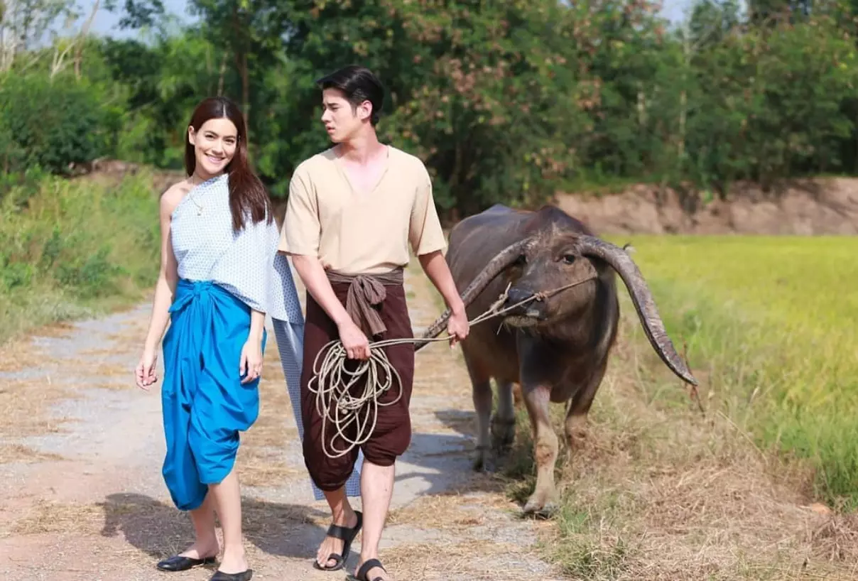 ชุดไทยฟีเวอร์อีก! ส่อง "แฟชั่นสไบ" ฉบับ "คิม-กรีน" แบบไหนสวยกว่ากัน?