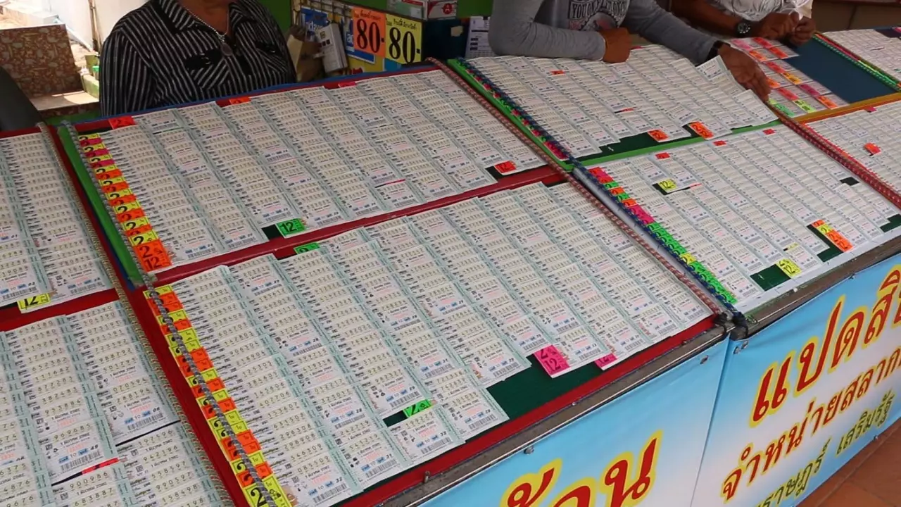 แม่ค้าปลื้ม "หวยชุด" 2 ใบ 160 บาท ขายดีมาก ไม่พลาดตามเลข "หลวงพ่อคูณ"