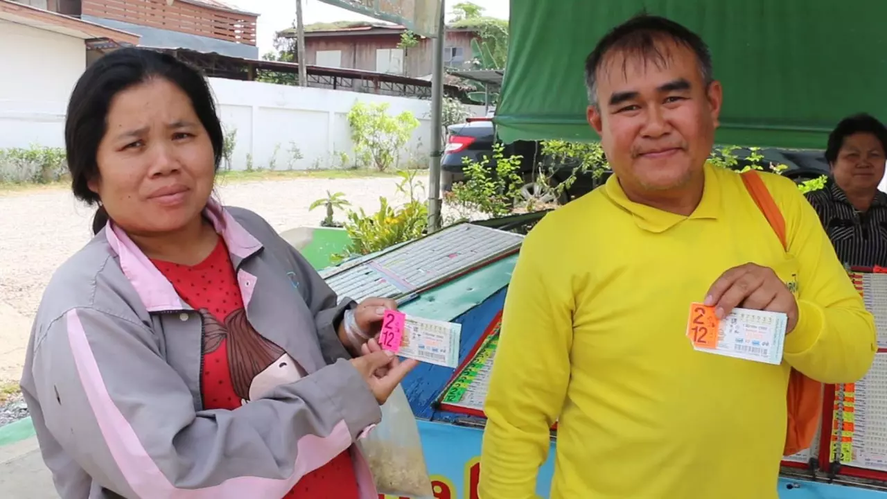 แม่ค้าปลื้ม "หวยชุด" 2 ใบ 160 บาท ขายดีมาก ไม่พลาดตามเลข "หลวงพ่อคูณ"