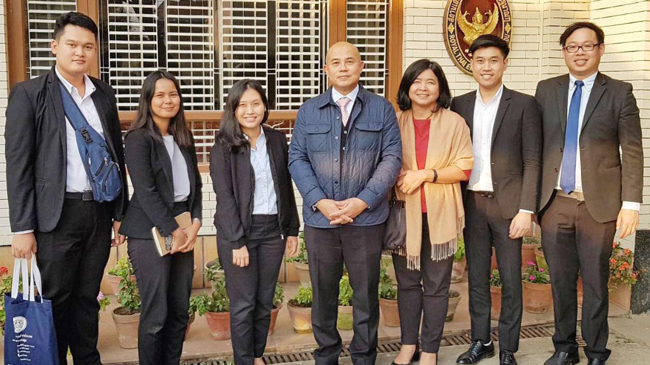 ดูแลคนไทย ภัทรัตน์ หงษ์ทอง รองอธิบดีกรมการกงสุล กระทรวงการต่างประเทศ นำคณะไปดูแลคนไทยในเนปาลที่ไปแสวงบุญที่ลุมพินีวัน และเข้าพบหารือกับ ภควัค ตันสกุล ออท. ณ กรุงกาฐมาณฑุ เรื่องการบริการคนไทย.