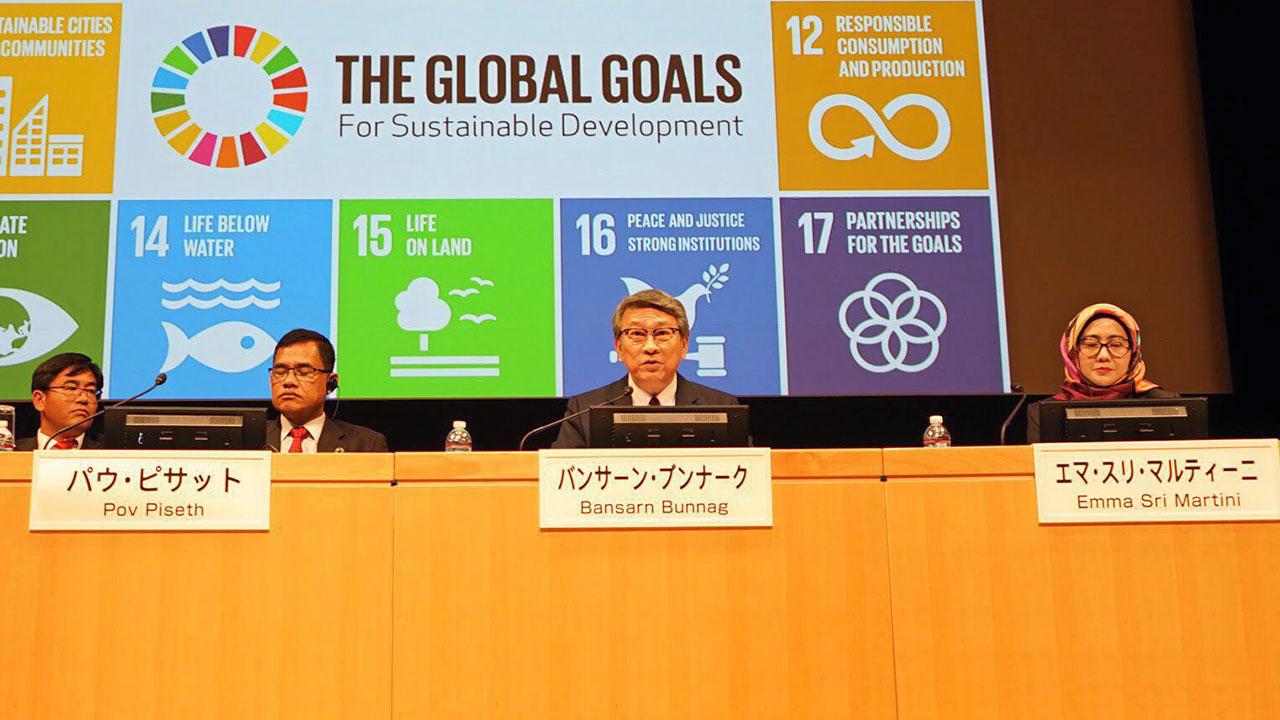 ร่วมประชุม บรรสาน บุนนาค ออท. ณ กรุงโตเกียว ญี่ปุ่น ไปร่วมบรรยายเรื่องนโยบายการพัฒนาที่ยั่งยืน ในการประชุม International Forum on SDGs for Regional Revitalization ครั้งที่ 1 ที่กรุงโตเกียว.