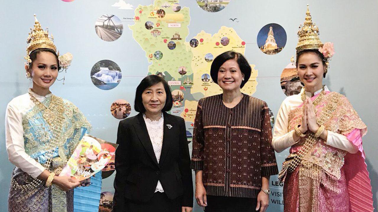 ให้กำลังใจ อุรีรัชต์ เจริญโต ออท. ณ กรุงปราก สาธารณรัฐเช็ก ไปเยี่ยมบูธการท่องเที่ยวแห่งประเทศไทย ในงาน “Holiday World ครั้งที่ 28” ที่กรุงปราก โดยมี วิยะดา ศรีรางกูร ผอ.ททท.สนง.กรุงปราก ให้การต้อนรับ.