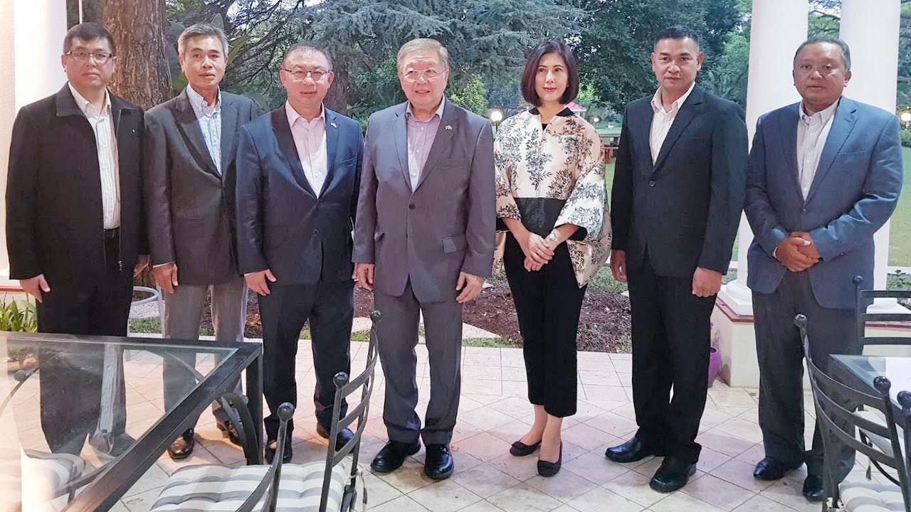 โปรโมตมวยไทย ชัยสิริ อนะมาน ที่ปรึกษา รมว.ต่างประเทศ และ รุยาภรณ์ สุคนธทรัพย์ รองอธิบดีกรมสารนิเทศ นำคณะนักเรียนไปสาธิตมวยไทยที่แอฟริกาใต้ มี ร.อ.โกเมศ กมลนาวิน ออท. ณ กรุงพริทอเรีย ต้อนรับ.