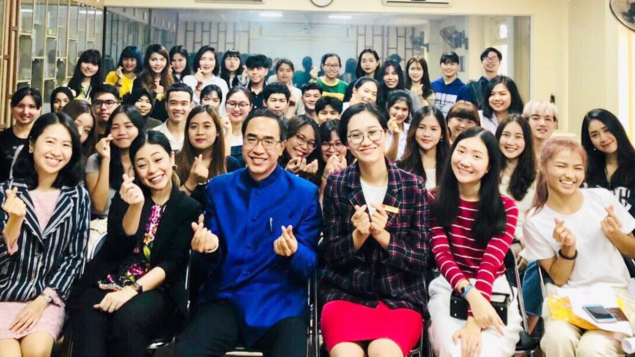 กระชับสัมพันธ์ ธานี แสงรัตน์ ออท. ณ กรุงฮานอย เวียดนาม ไปเยี่ยมมหาวิทยาลัยฮานอย และหารือกับ รศ.ดร.เหวียน วัน เจา อธิการบดี พร้อมเยี่ยมชมศูนย์ห้องเรียนภาษาไทยและพูดคุยกับนักศึกษาภาควิชาภาษาไทย.