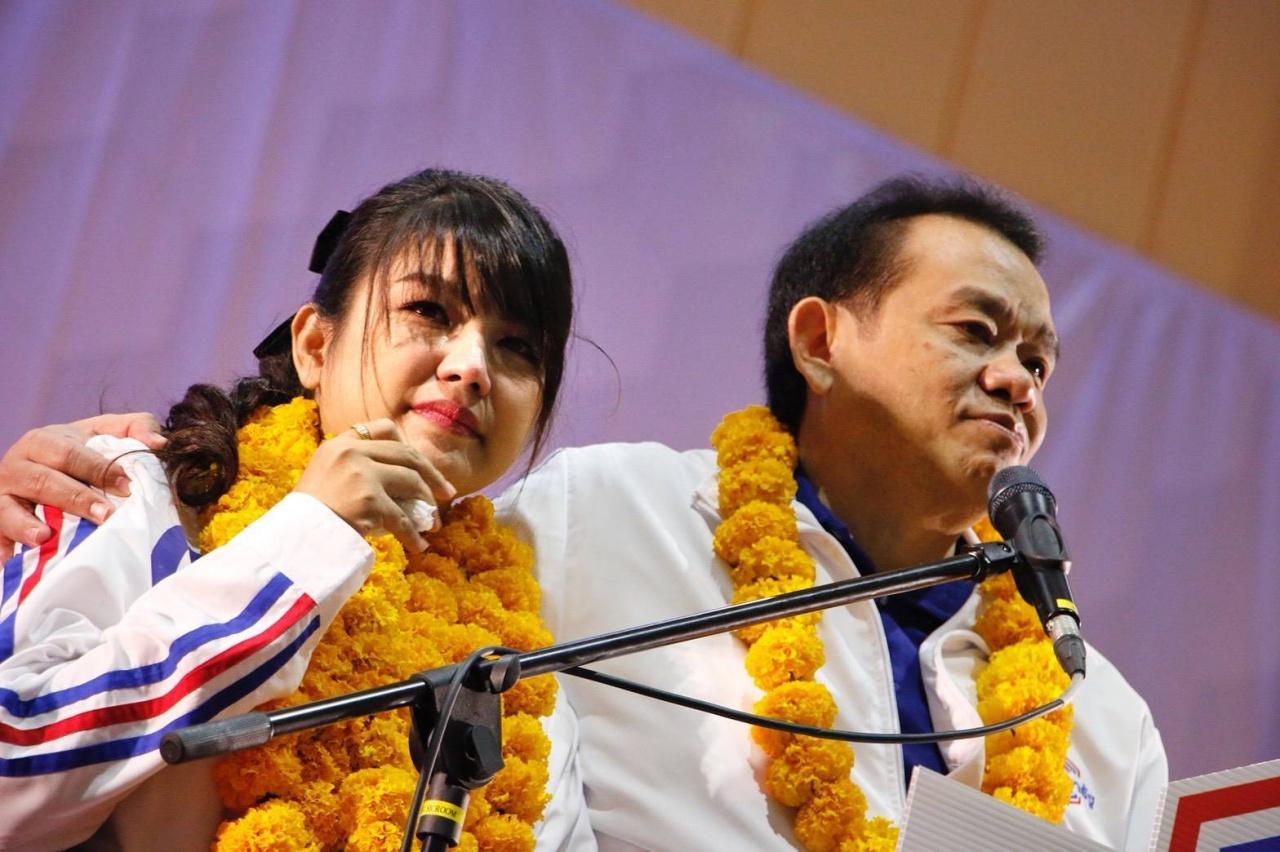 สุพล ฟองงาม (ขวา)